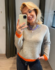 Indi & Cold beige knit met oranje