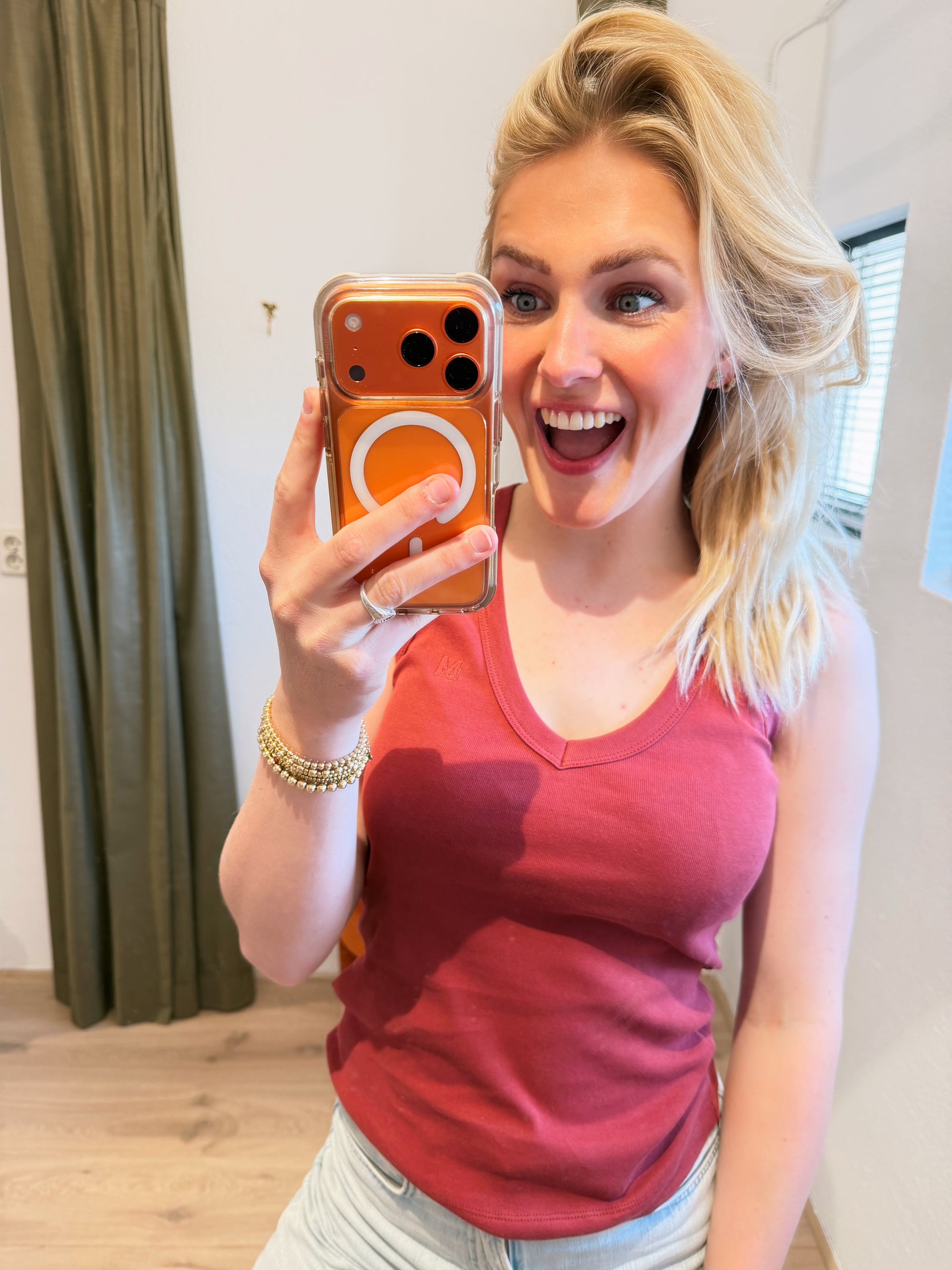 Mos Mosh Elle V-Neck Solid tank top